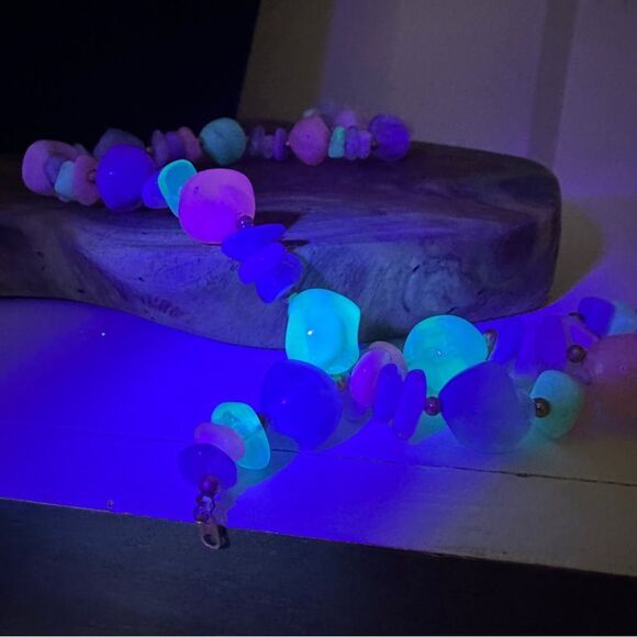 Vintage 80s black light reactive Multicolor Beaded Necklace - Picture 7 of 7